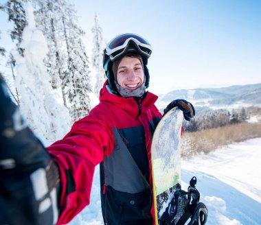 bir selfie alarak snowboarder. 