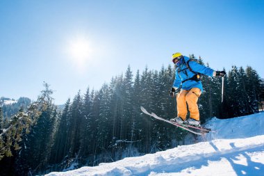 Profesyonel kayakçı havada atlama 