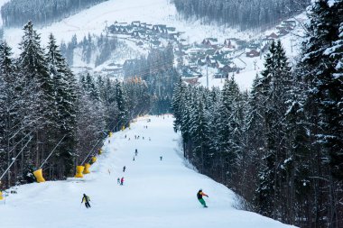kayakçı ve snowboard düşkünleri ile yamaç