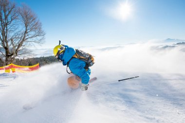 freerider kayakçı yokuş aşağı kayar 