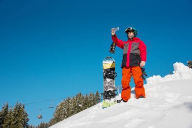 akıllı telefonunu kullanarak snowboarder