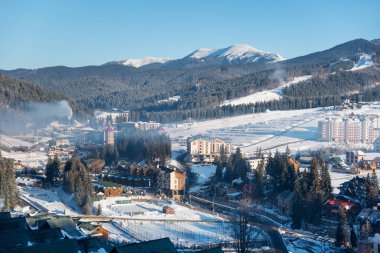 Dağlarda kayak merkezi 