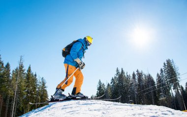 kayakçı için sürme hazırlanıyor