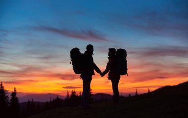 Çift birlikte dağlarda hiking