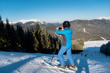 kadın kayakçı alarak fotoğraf