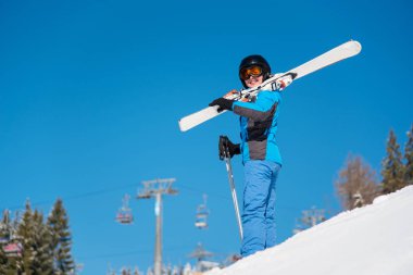 karlı Dağları'nda tepede duran kadın