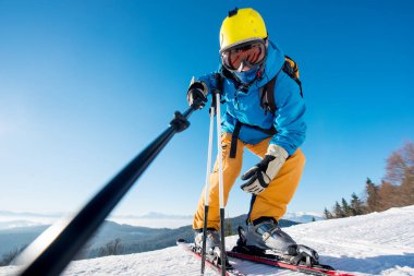 bir selfie alarak erkek kayakçı 