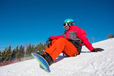 Erkek snowboard yamaçta rahatlatıcı