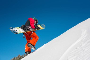  karlı yamaç tırmanma snowboard