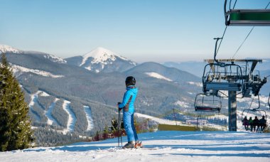 kayakçı uzağa arıyorsunuz Kayak sonra dinlenme