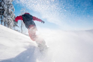 yamaç sürme snowboarder 