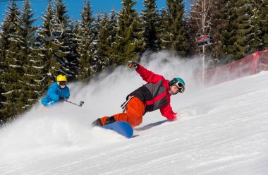 snowboard ve kayakçı karlı yamaç 