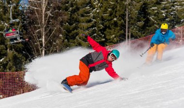 snowboard ve kayakçı karlı yamaç 