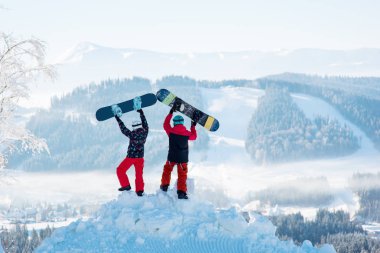 kişi kendi snowboards yükseltmek 