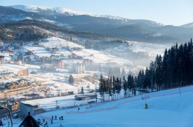 bir güneşli kış gününde Köyü 