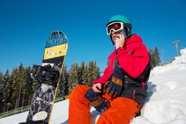 telefonda konuşurken snowboarder