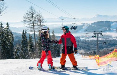 snowboard kayak pisti üstünde 