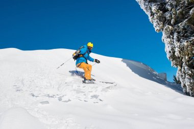 kayakçı yokuş aşağı yamaç sürme 
