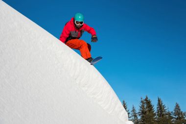 tehlikeli yamaçta sürme snowboarder