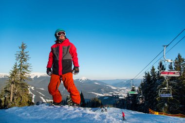 erkek snowboard Yamaç üzerine dinlenme