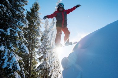 Kayak yaparken havada uçan snowboarder 
