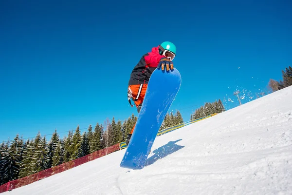 Snowboardista skákání při lyžování — Stock fotografie