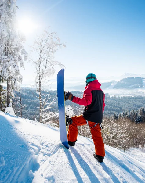 Snowboarder steht auf einem Hang — Stockfoto