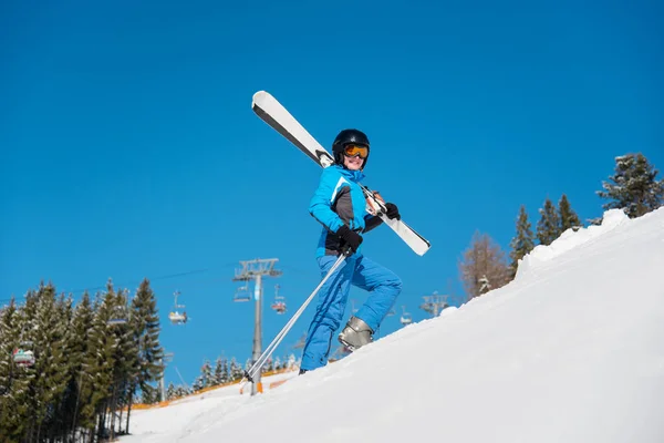 Uitvoering van haar Ski's alpineskiester — Stockfoto