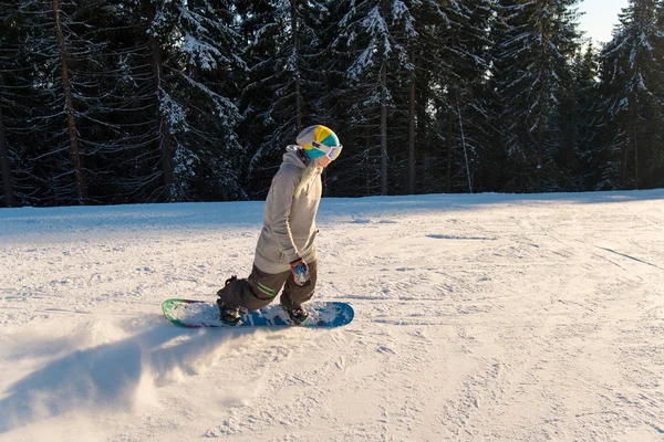 Mulher snowboarder andando na encosta — Fotografia de Stock