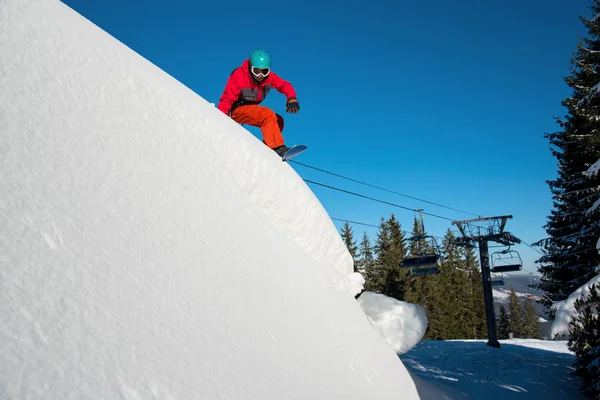 tehlikeli yamaçta sürme snowboarder 