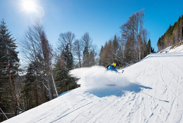 Esquiador profissional tiro por câmera de ação — Fotografia de Stock