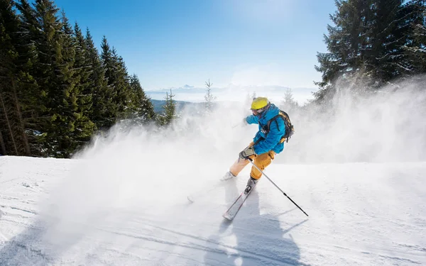 Dağlarda kayak yapan kayakçı..