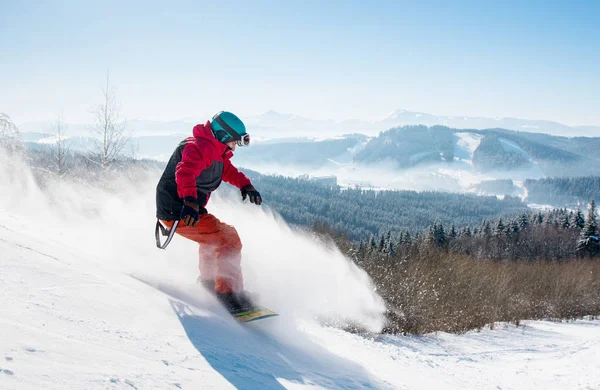 karlı yamaçta sürme snowboarder
