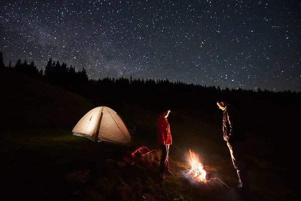 Par av turister på natten camping — Stockfoto