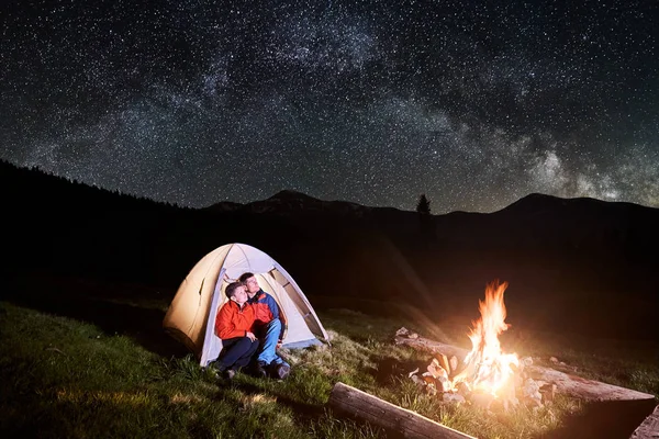 Casal de turistas à noite acampar — Fotografia de Stock