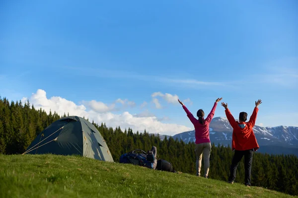 Amigos caminhando juntos nas montanhas — Fotografia de Stock