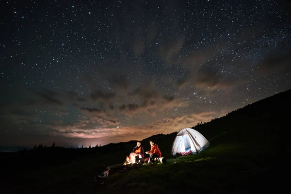 Un par de turistas acampando por la noche — Foto de Stock