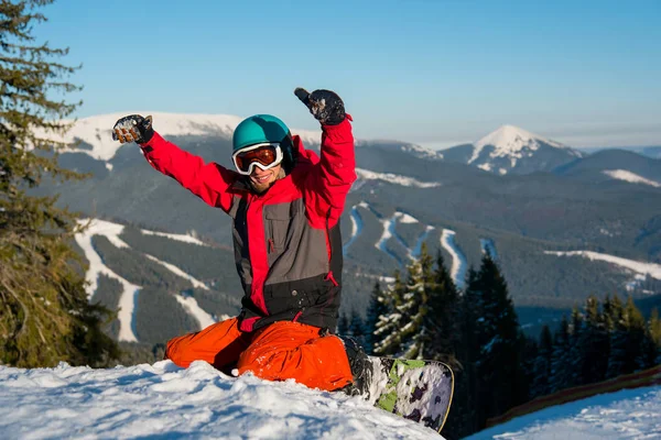 Snowboarder χαμογελώντας προβολή αντίχειρες επάνω — Φωτογραφία Αρχείου