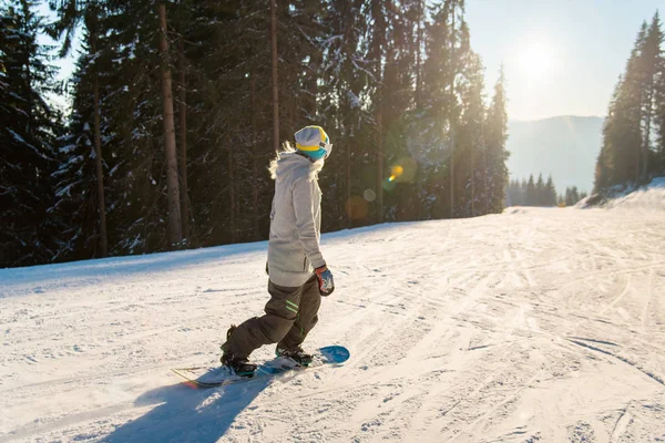 Θηλυκό snowboarder ιππασία στην πλαγιά — Φωτογραφία Αρχείου