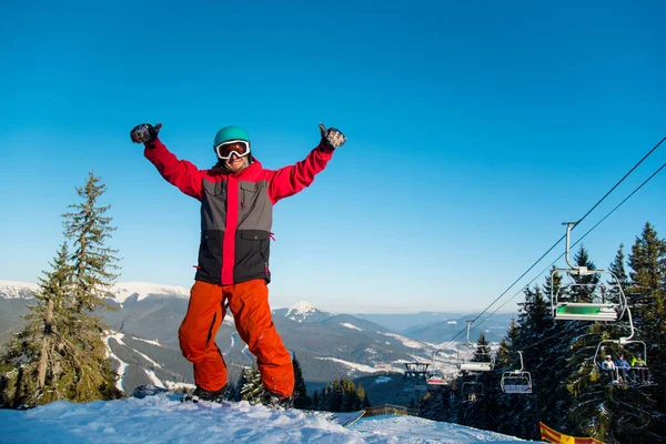 Snowboarder steht auf der verschneiten Piste — Stockfoto