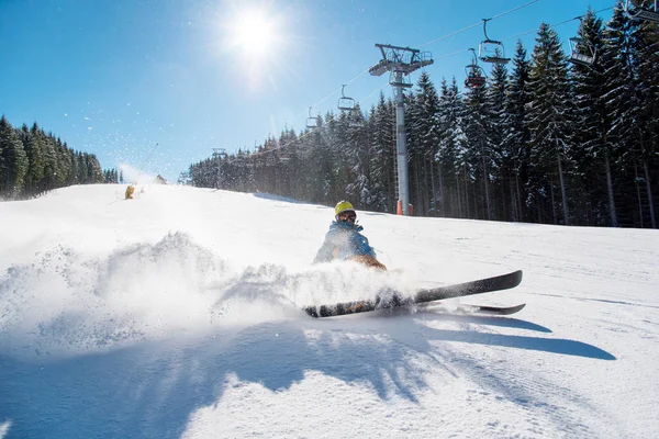 Yamaçta düşen kayakçı 