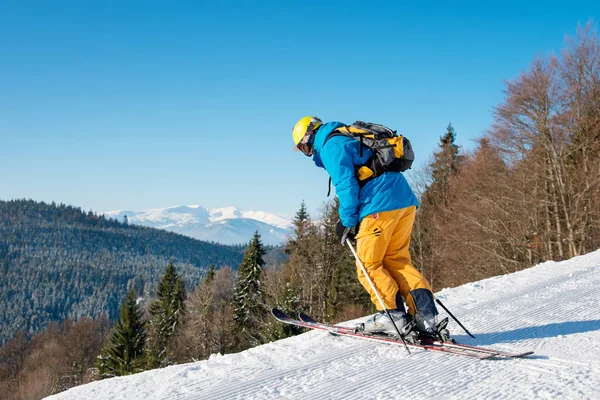 renkli dişli dağlarda kayak kayakçı 