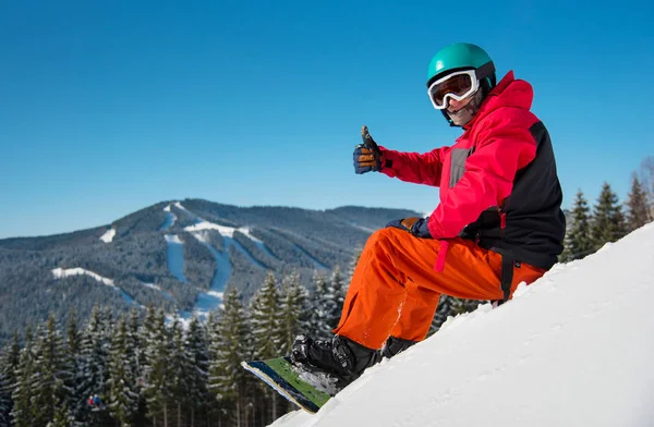 Snowboarder ontspannen op de besneeuwde helling — Stockfoto