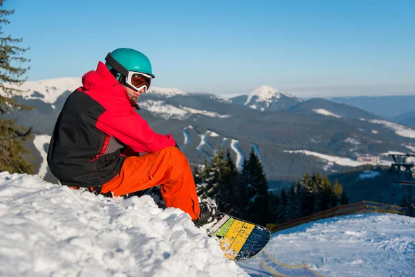 Snowboardåkare njuter bergen — Stockfoto