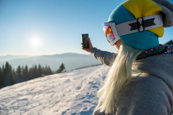 Γυναίκα snowboarder λήψη φωτογραφιών — Φωτογραφία Αρχείου