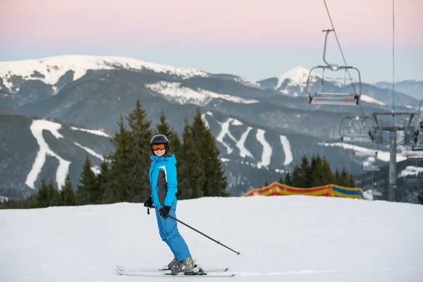 여자는 스키 등산. — 스톡 사진