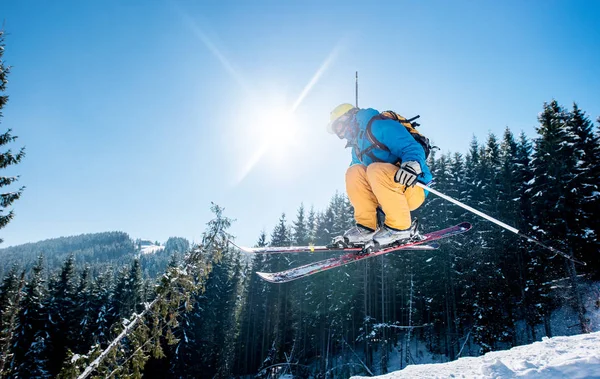 Лижник, стрибки в повітря, катаючись на лижах — стокове фото