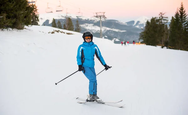 Lächelnde Frau auf Skiern — Stockfoto