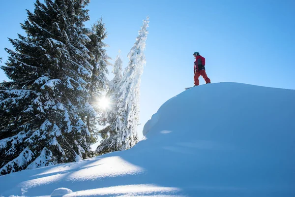 Snowboarder em pé no topo da pista de esqui — Fotografia de Stock