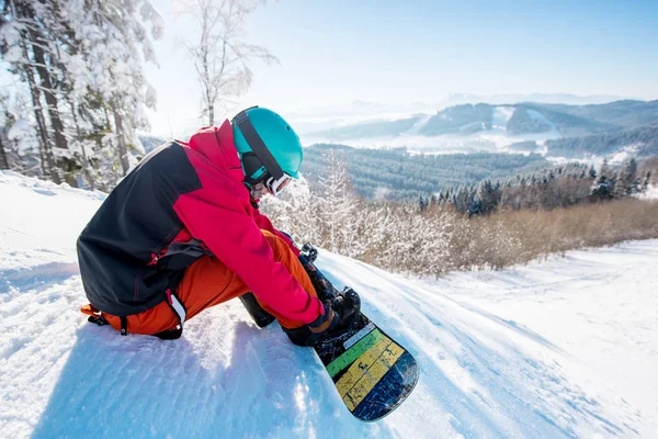 Erkek snowboard yamaç sürme için hazırlanıyor 